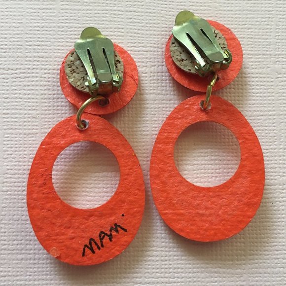 Coral Gold Speckled Vintage Mam Earrings GUC - Picture 2 of 2